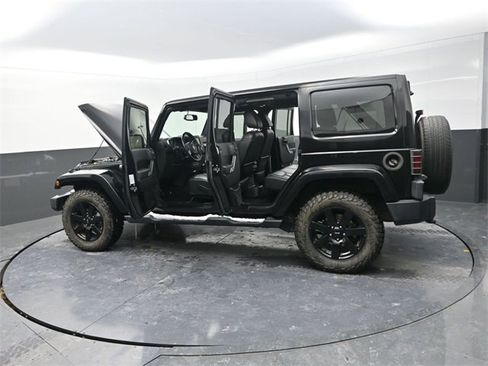 Used 2015 Jeep Wrangler Unlimited Sahara image 39