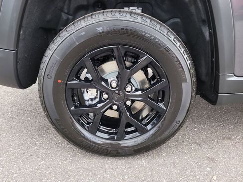 New 2025 Jeep Grand Cherokee Altitude image 5