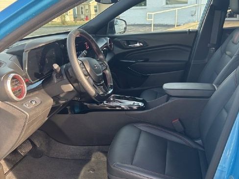 Used 2025 Chevrolet Trax RS image 14