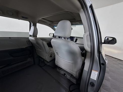 Used 2016 Toyota Sienna XLE FWD image 29