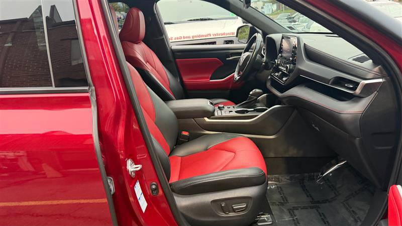 Used 2021 Toyota Highlander XSE AWD/4WD image 2