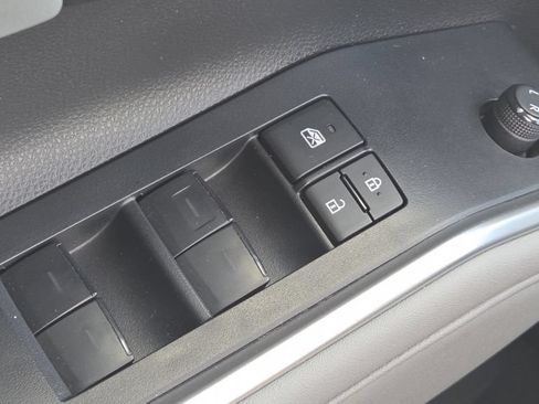 Used 2023 Toyota Highlander XLE FWD image 29