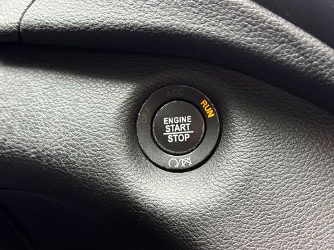 Used 2019 Jeep Cherokee Limited image 34