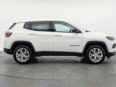 Used 2025 Jeep Compass Latitude AWD/4WD image 14