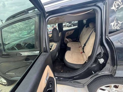 Used 2015 Jeep Renegade Latitude w/ Cold Weather Group II FWD image 6