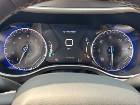 Used 2024 Chrysler Pacifica Touring-L FWD image 32