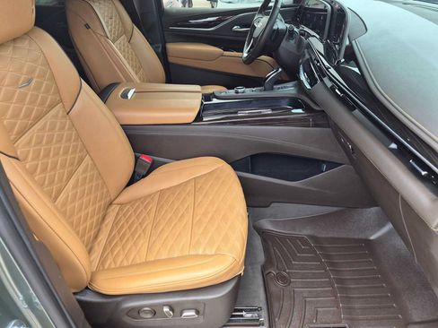 Used 2023 Cadillac Escalade Premium Luxury AWD/4WD image 19
