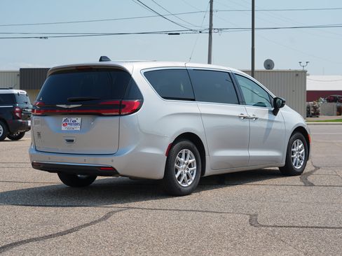 Used 2024 Chrysler Pacifica Touring-L FWD image 3