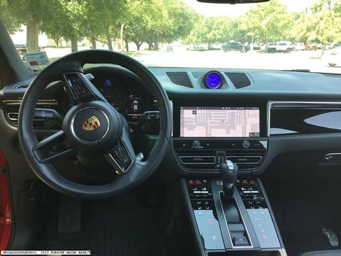 Used 2023 Porsche Macan AWD/4WD image 7