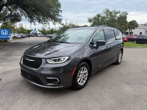 Used 2022 Chrysler Pacifica Touring-L FWD image 3