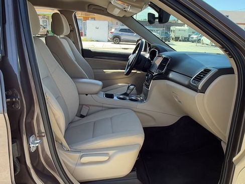 Used 2019 Jeep Grand Cherokee Laredo w/ 18" Wheel & 8.4" Radio Group AWD/4WD image 41