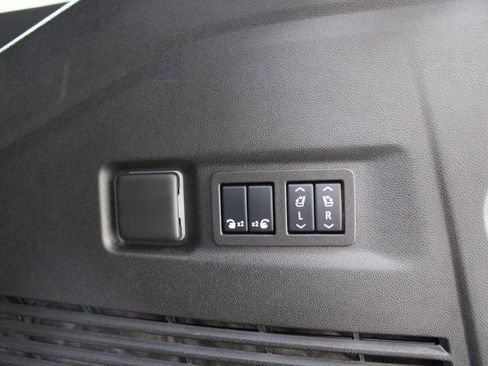 Used 2024 GMC Yukon XL Denali image 15