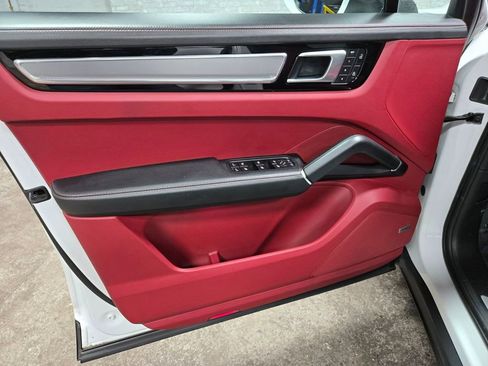 Used 2022 Porsche Cayenne Platinum Edition image 7