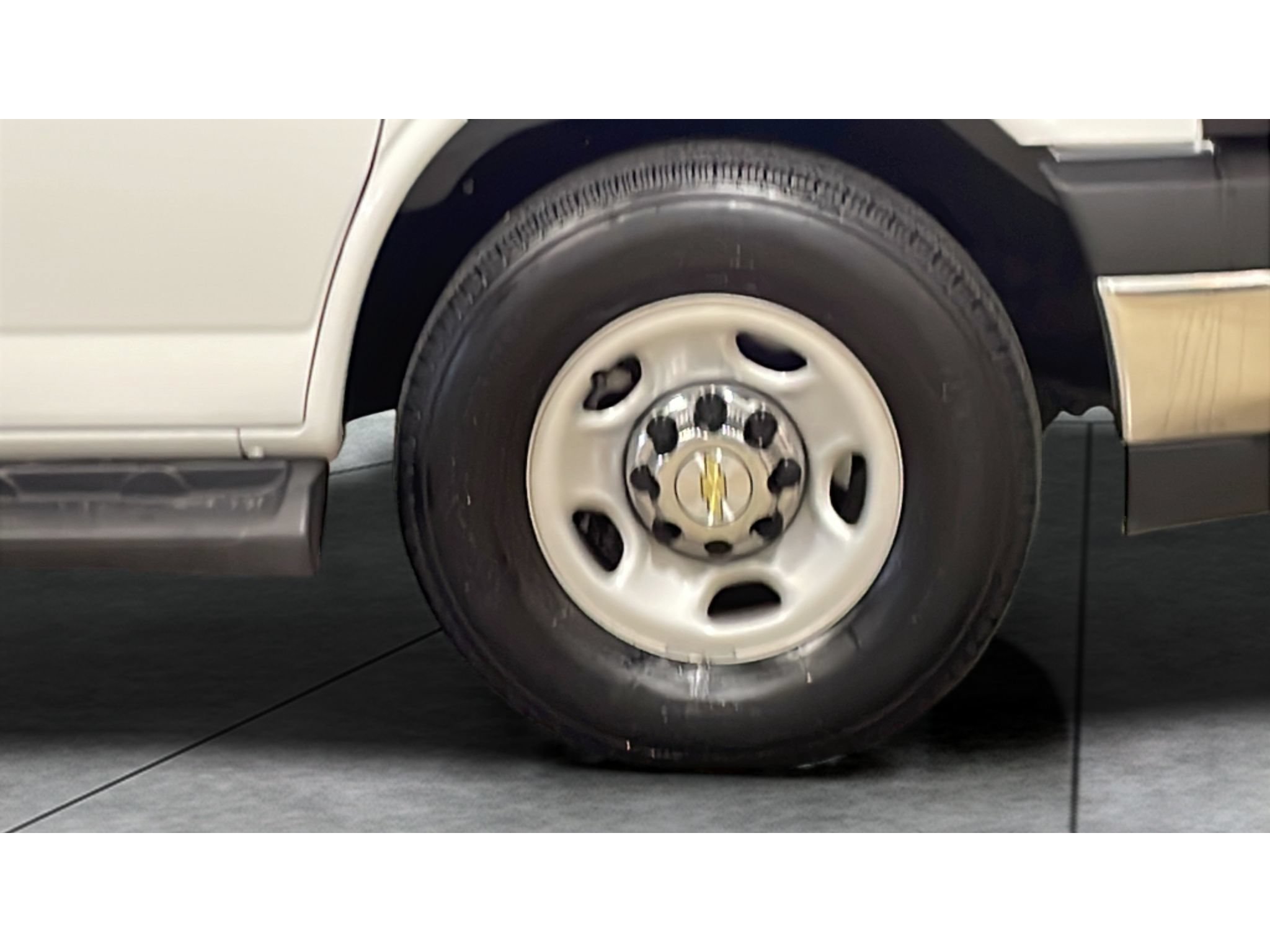 Used 2025 Chevrolet Express 3500 LT w/ LT Preferred Equipment Group RWD image 18