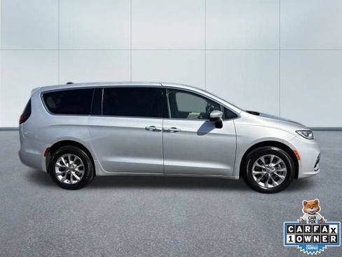 Used 2023 Chrysler Pacifica Touring-L AWD/4WD image 2