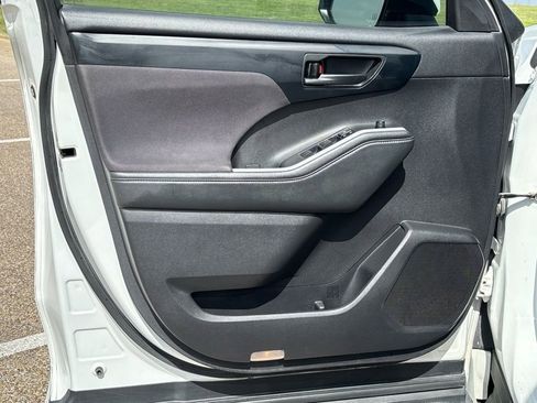 Used 2022 Toyota Highlander L image 27