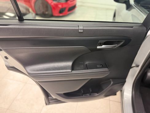 Used 2020 Toyota Highlander XLE AWD/4WD image 15