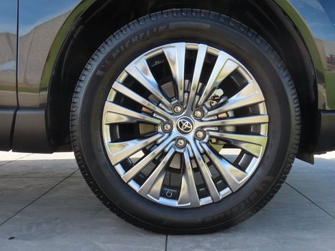 Used 2024 Toyota Venza XLE image 32