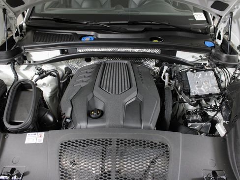 Used 2024 Porsche Macan w/ Premium Plus Package image 44