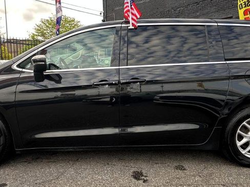 Used 2023 Chrysler Pacifica Touring-L image 4