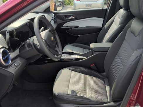 Used 2025 Chevrolet Trax LT FWD image 20