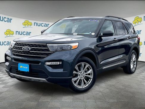 Used 2023 Ford Explorer XLT w/ Equipment Group 202A image 3