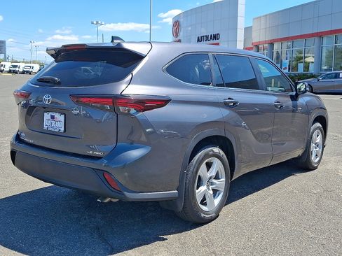 Used 2024 Toyota Highlander LE AWD/4WD image 7