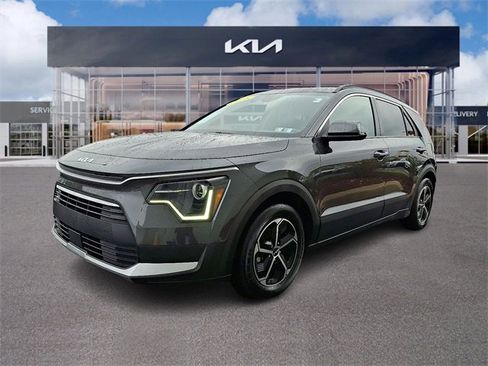 Used 2023 Kia Niro EX image 3