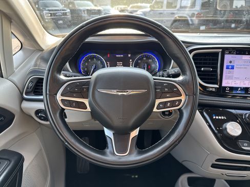 Used 2022 Chrysler Pacifica Touring-L image 28