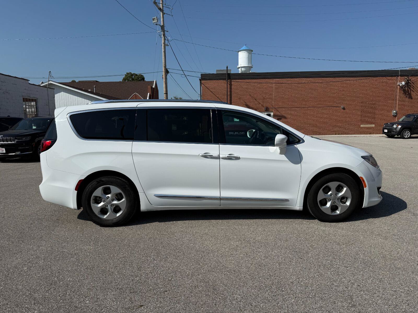 Used 2017 Chrysler Pacifica Touring-L Plus FWD image 3