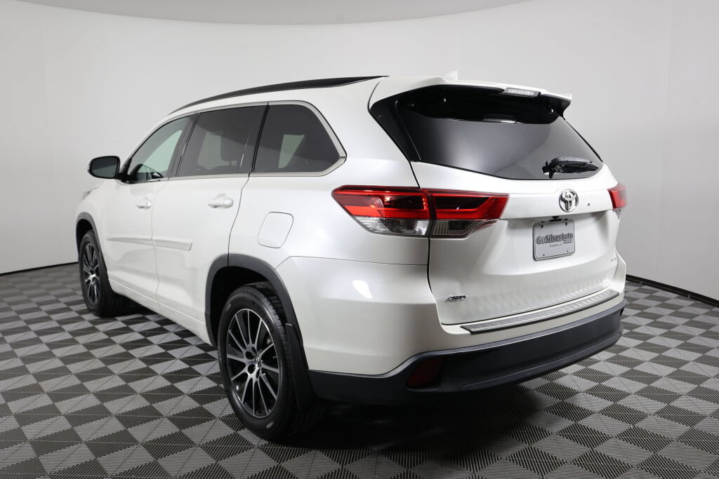 Used 2017 Toyota Highlander SE AWD/4WD image 4