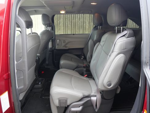 Used 2021 Toyota Sienna Limited image 9