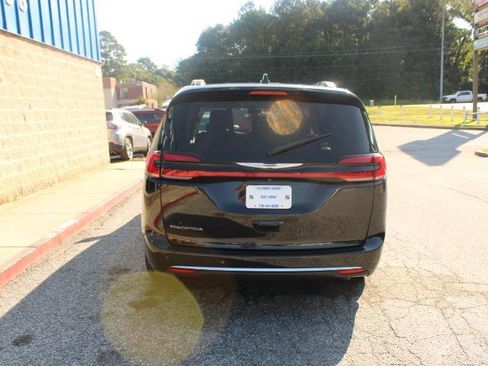 Used 2022 Chrysler Pacifica Touring-L w/ Uconnect Theater Family Group FWD image 5