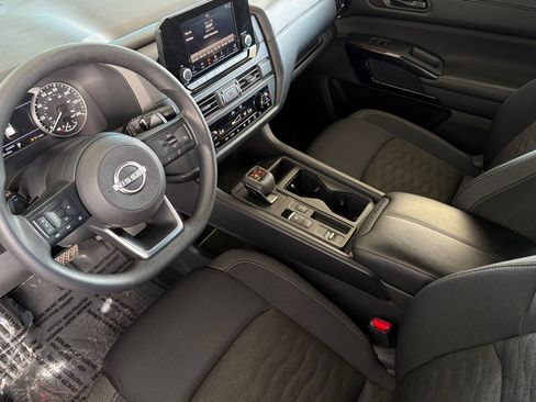 Used 2025 Nissan Pathfinder S FWD image 10