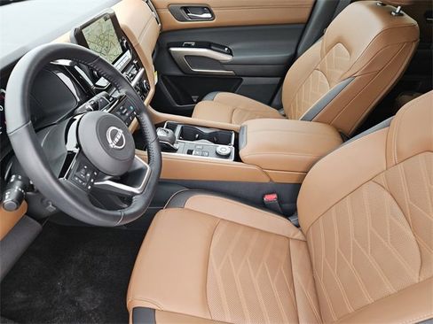 Used 2025 Nissan Pathfinder Platinum image 13