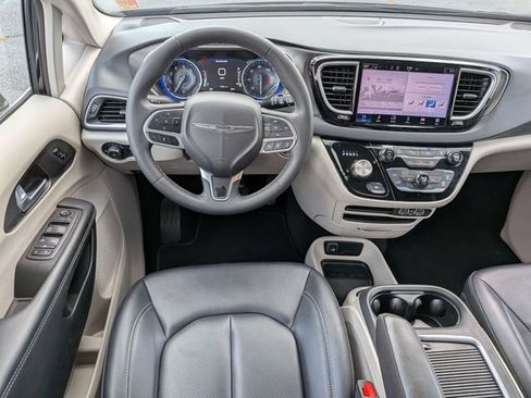 Used 2024 Chrysler Pacifica Touring-L FWD image 30