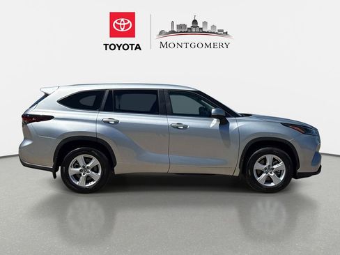 Used 2024 Toyota Highlander LE AWD/4WD image 2