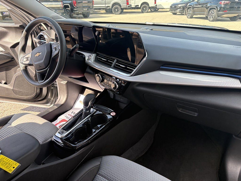 Used 2025 Chevrolet Trax LT FWD image 17