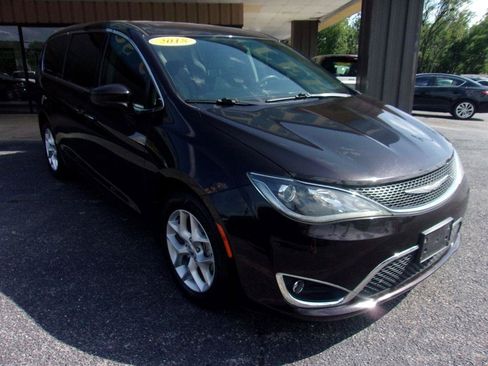 Used 2018 Chrysler Pacifica Touring Plus w/ Tire & Wheel Group FWD image 3