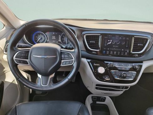 Used 2020 Chrysler Pacifica Touring-L Plus FWD image 10