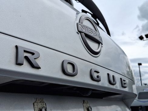 Used 2024 Nissan Rogue S FWD image 23