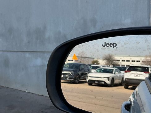 Used 2025 Jeep Compass Trailhawk image 19