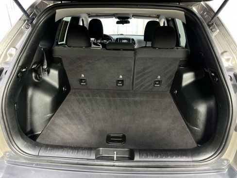 Used 2019 Jeep Cherokee Latitude w/ Popular Appearance Group image 29