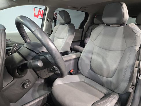 Used 2022 Toyota Sienna Limited FWD image 24