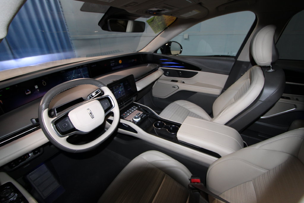 Used 2025 Lincoln Nautilus Reserve AWD/4WD image 2