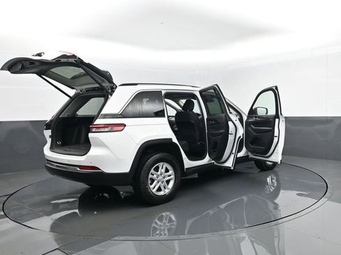 Used 2023 Jeep Grand Cherokee Laredo w/ Luxury Tech Group I AWD/4WD image 30