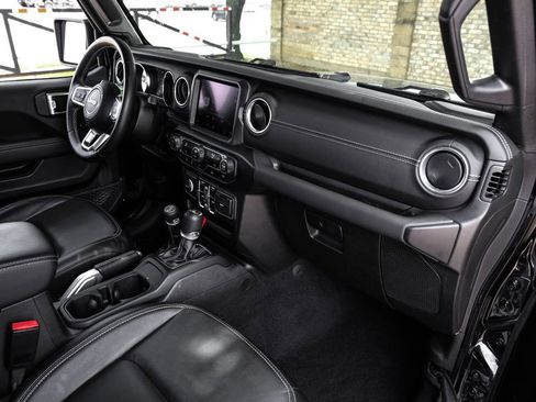 Used 2022 Jeep Wrangler Unlimited Sahara AWD/4WD image 24