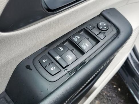 Certified 2024 Chrysler Pacifica Touring-L image 7