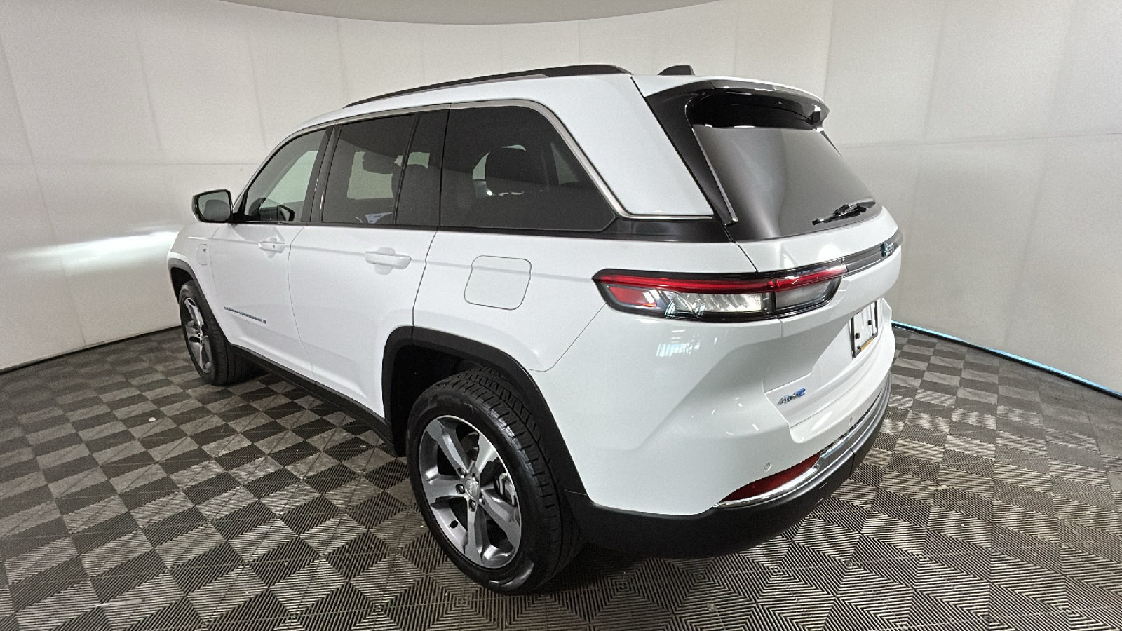Used 2023 Jeep Grand Cherokee 4WD 4xe image 5