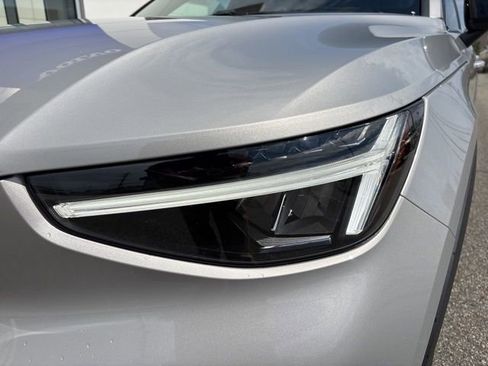 Used 2025 Volvo XC40 B5 Plus image 9